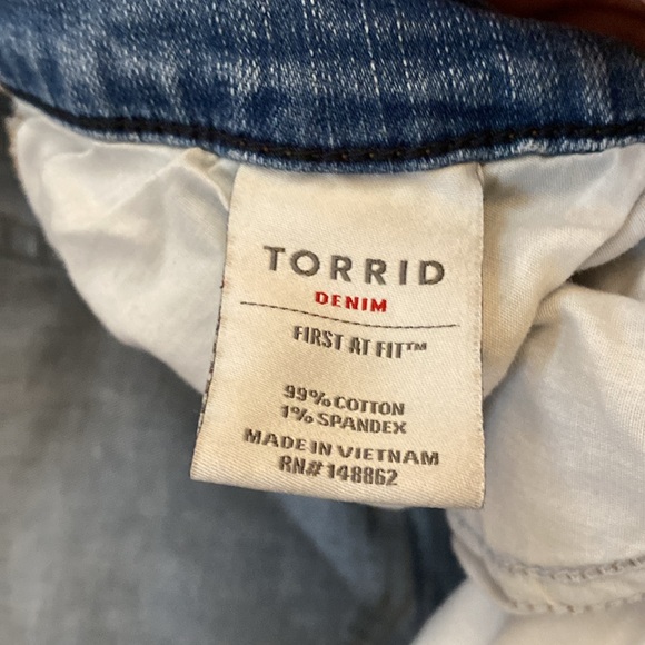 Torrid , light colored jean shorts, size 26, gently worn - Picture 4 of 4